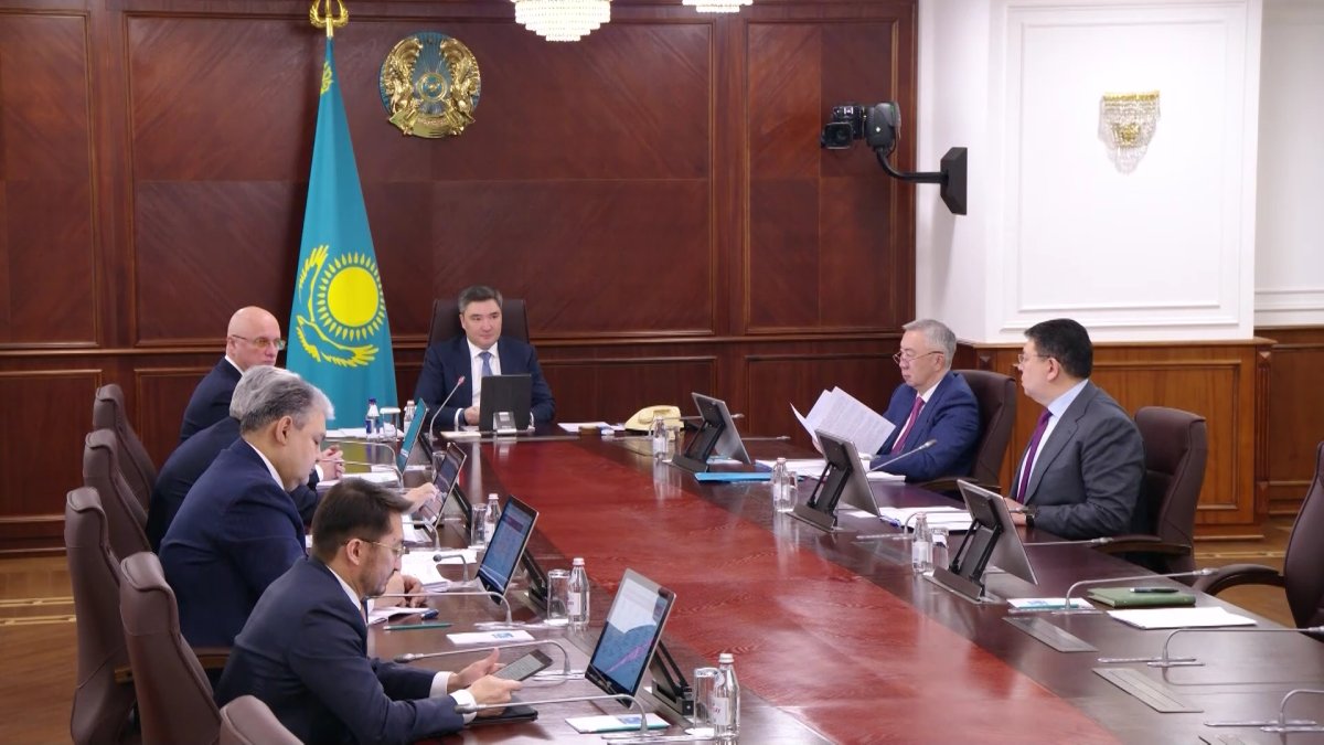 Ғылымды насихаттаймын деп министр қолын күйдірді