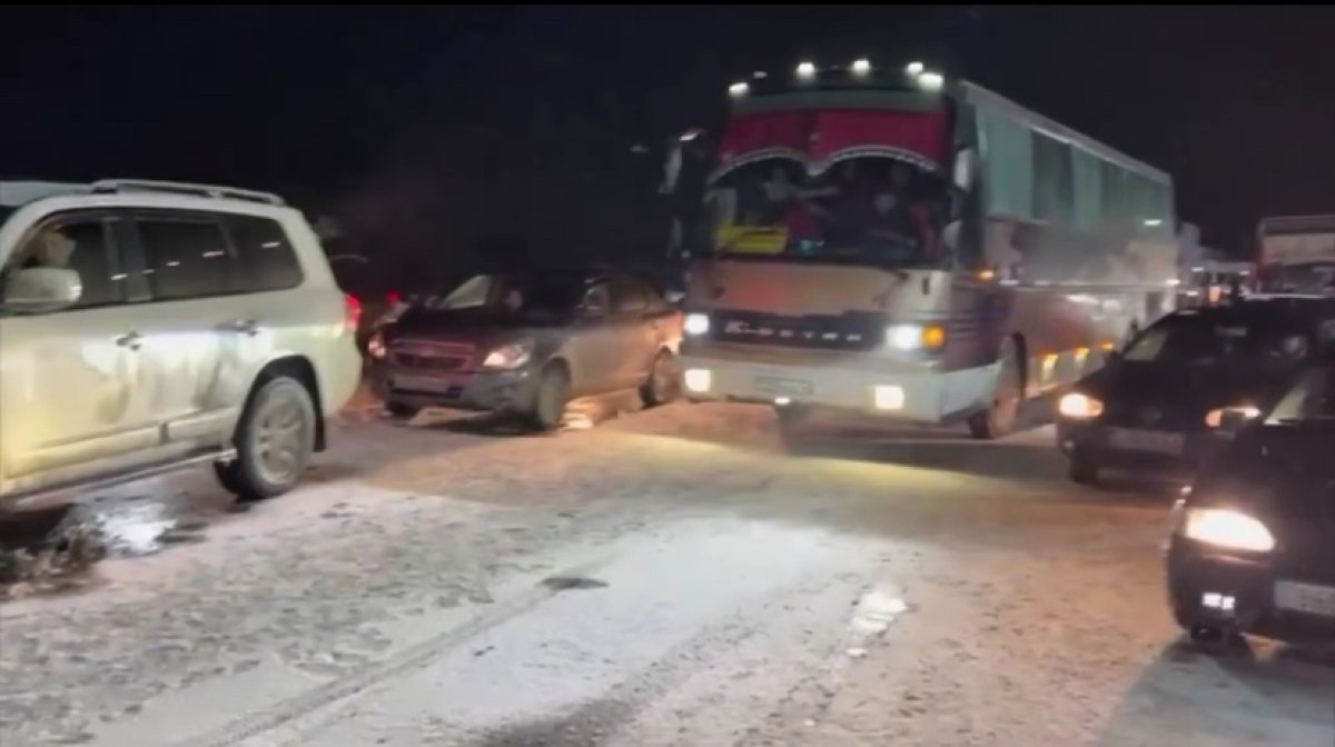 Непогода в Казахстане: патрульная полиция оказывает помощь водителям в области Абай