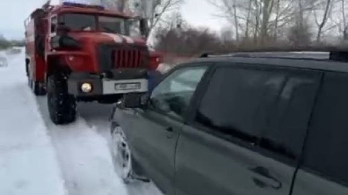 Қарағандыда қар құрсауында қалған екі адам құтқарылды