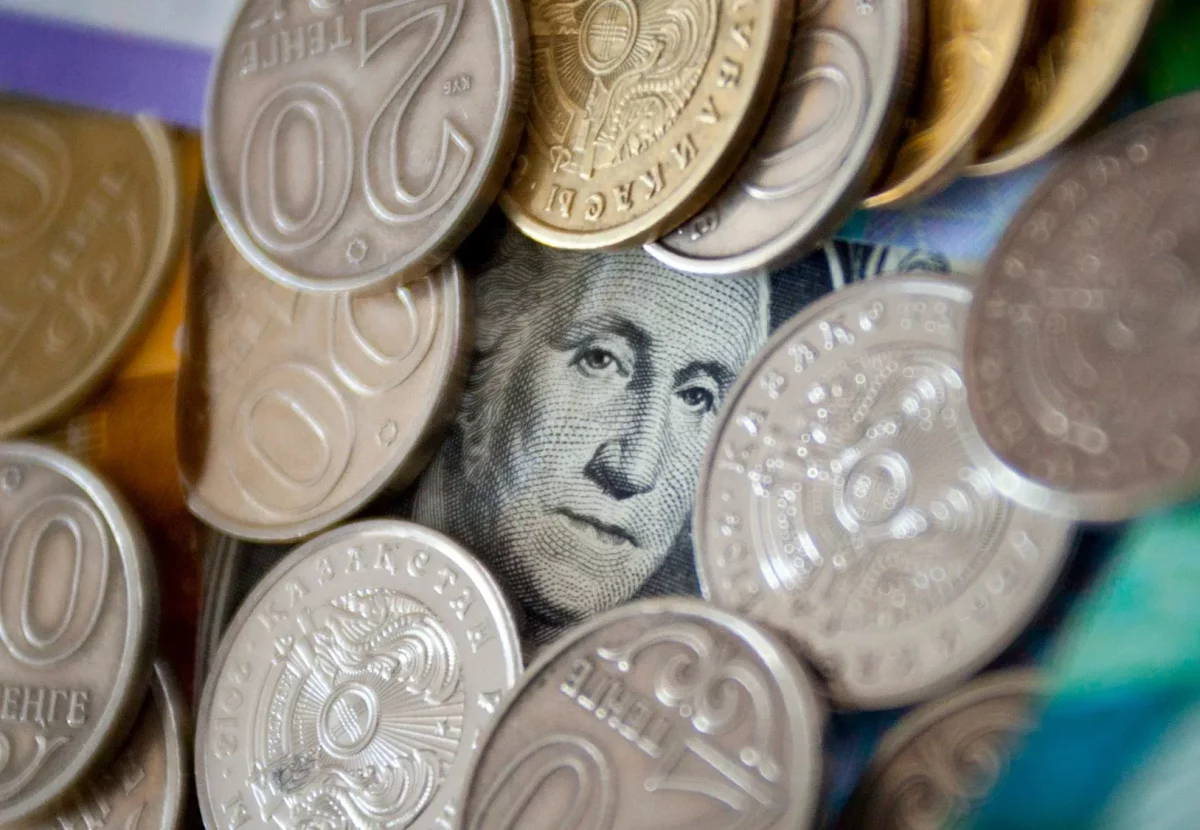 Доллар незначительно подорожал на торгах: курс валют на 12 марта