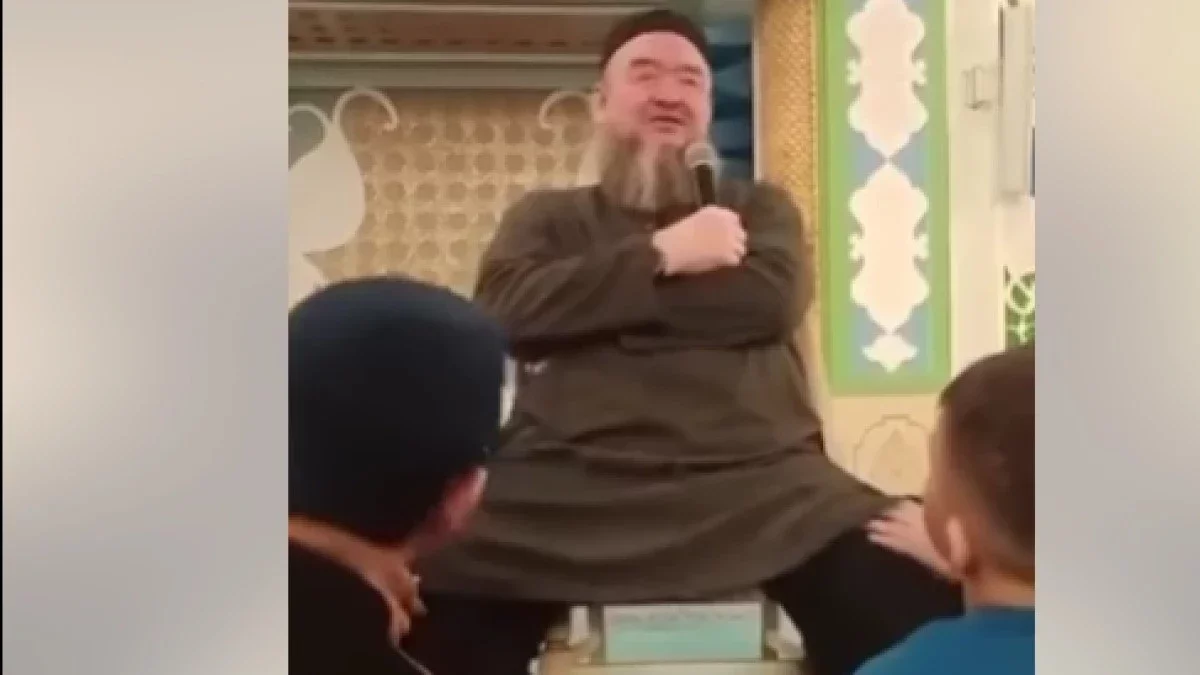 Имам балаларға аяғын уқалатқан