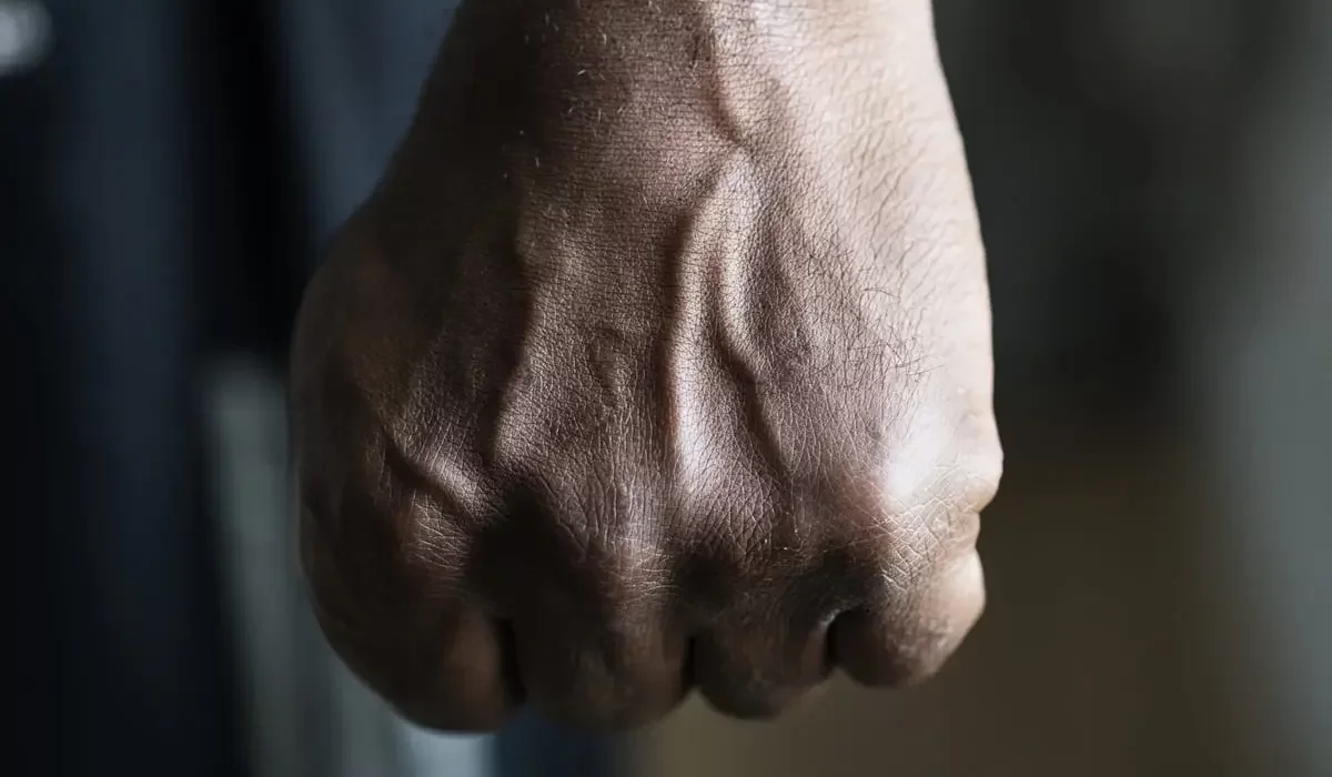 Шымкентте 77 жастағы зейнеткерді ұрып, терезеден лақтырып жіберген