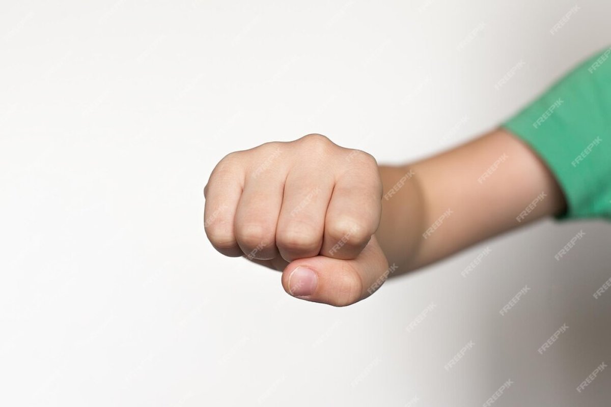 Подросток сломал плечо однокласснице в Мангистау: его мать попала под суд