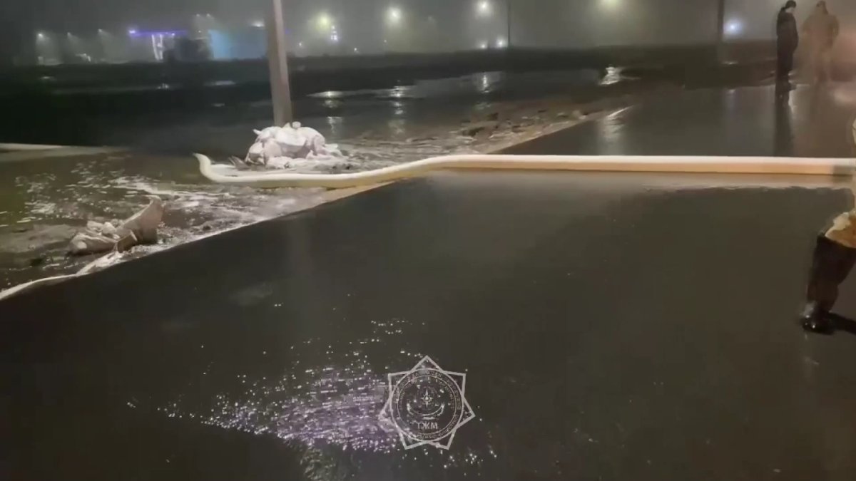 Оралда жолды еріген қар суы шайып кетті