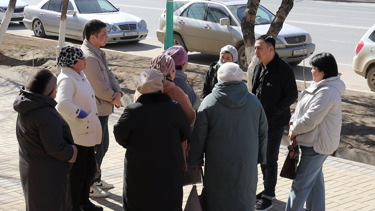 Қызылордада өкпе ауруына шалдыққан балалармен тікелей жұмыс істедік деген бір топ медицина қызметкер міндетті төлемдерін аударуды талап етуде