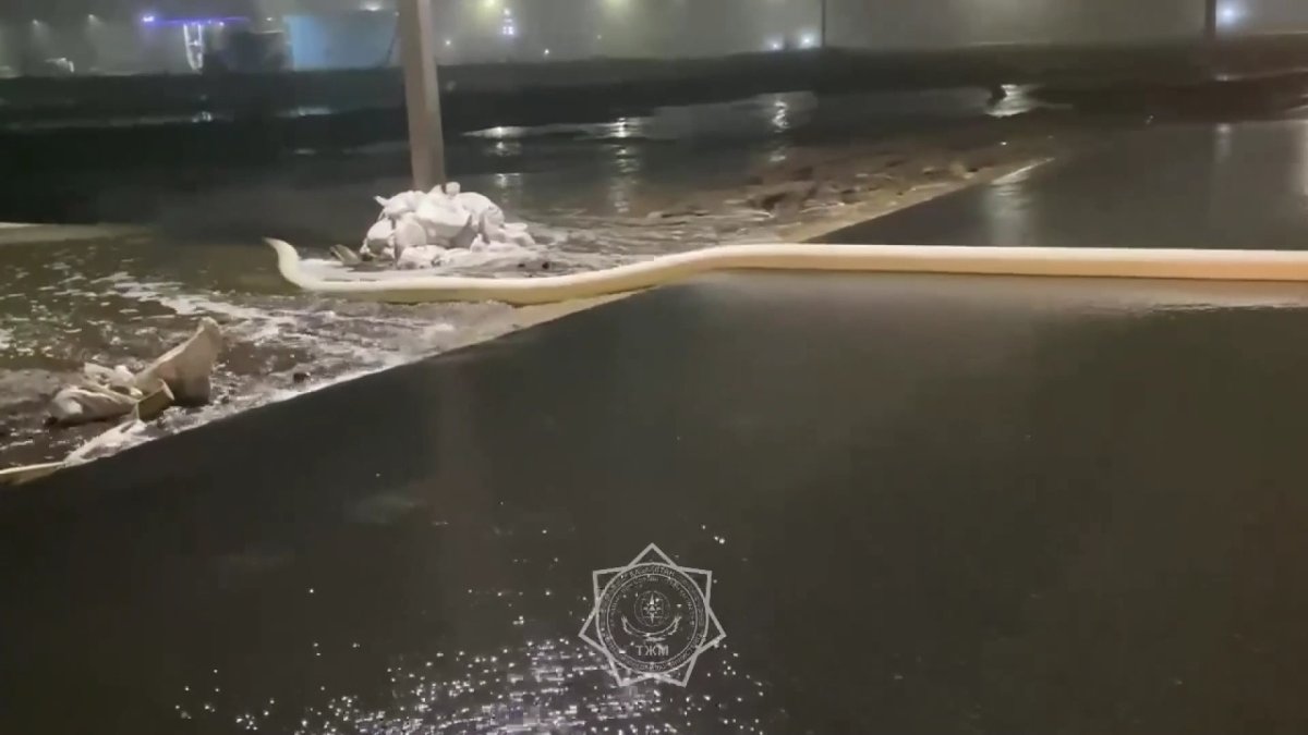 Дорогу затопило талыми водами в Уральске: в регионе усиливают противопаводковые мероприятия