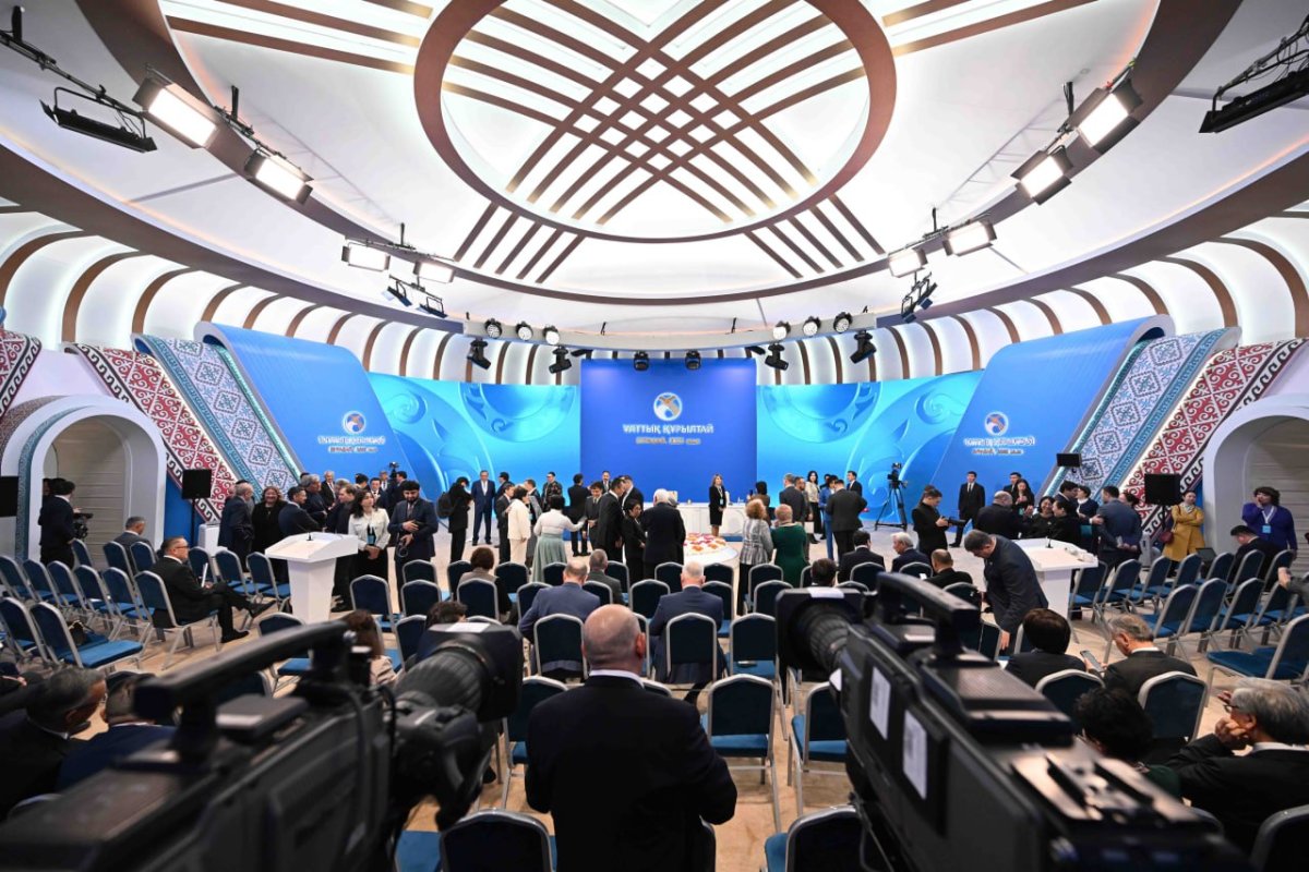 Сәлден соң Құрылтайдың кезекті отырысы басталады