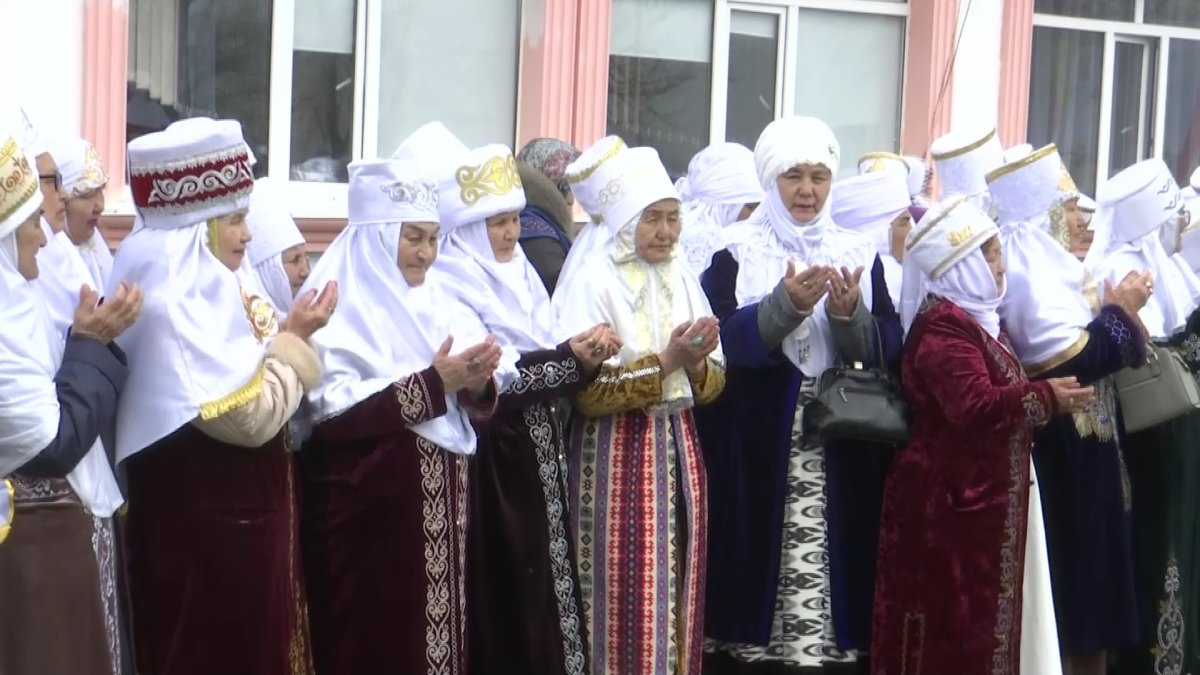 Ақтөбеде көрісу мерекесіне орай 100 ене мен 100 келін шеруі өтті