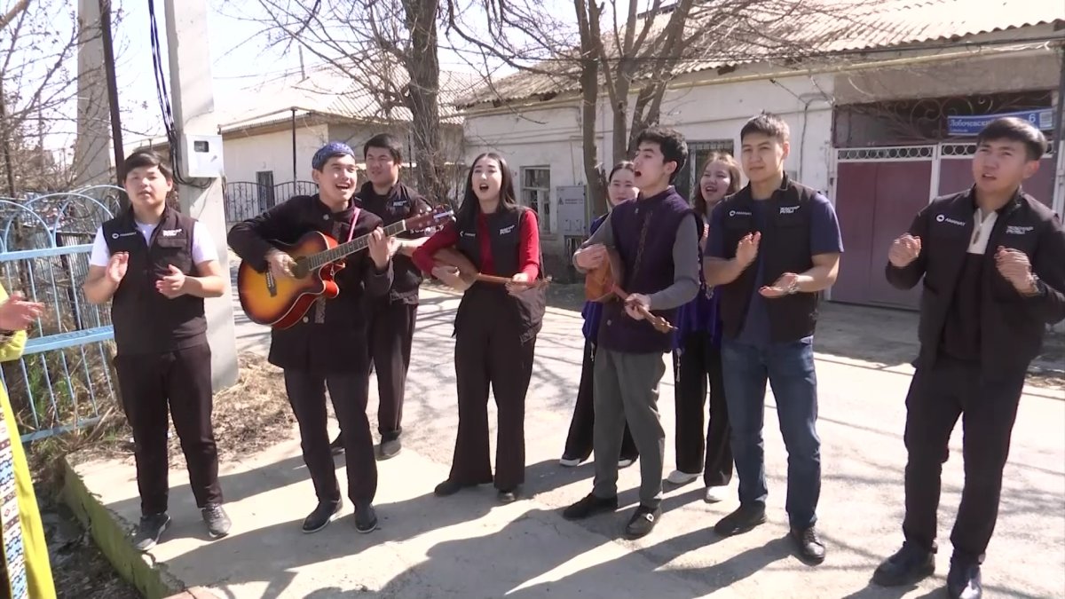 Белсенді жастар Көрісу күнінде жалғызбасты қарттарды құттықтап, үй шаруасына көмектесті