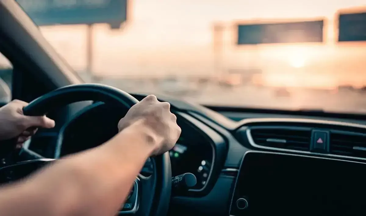 Өскеменде 13 мәрте ереже бұзған жүргізуші астындағы көлігінен айырылды