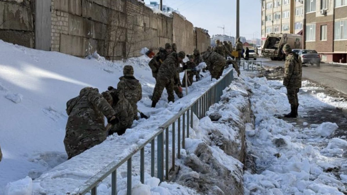 Казахстанских военных привлекли к борьбе с паводками