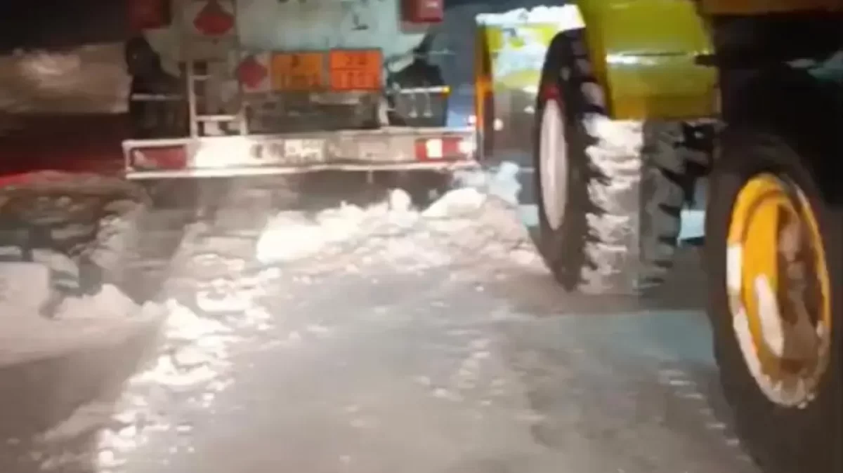 Абай облысында жүздеген көлік жолда қалып қойды