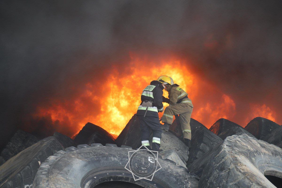 Дознаватели устанавливают причину пожара на шинном заводе в Алматинской области