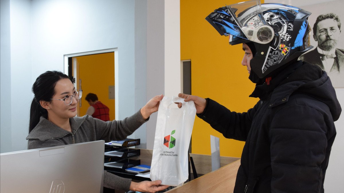 Алматыда мүгедек азаматтарға кітап жеткізетін қайырымдылық жоба басталды