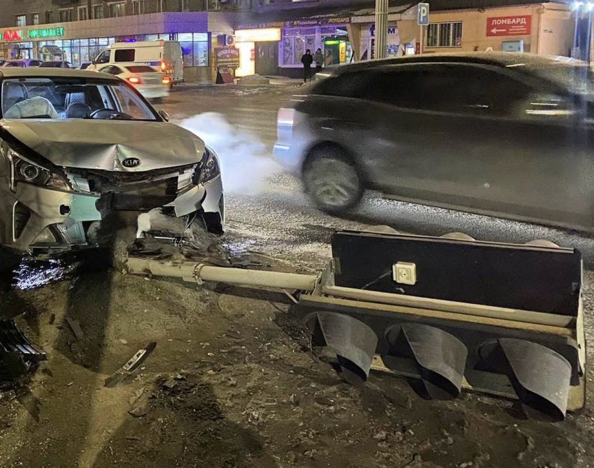 Житель Семея заплатит крупный штраф за сбитый светофор в центре города