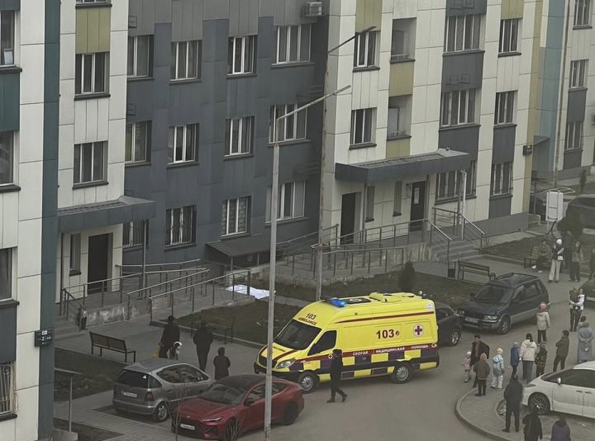 Алматинка разбилась насмерть во время мытья окон