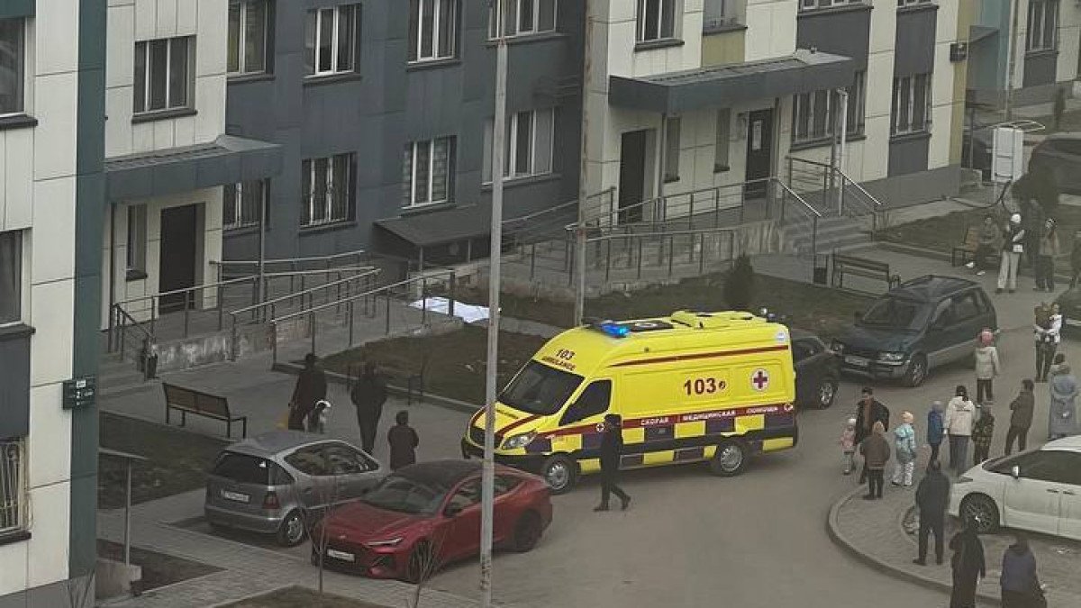 Алматыда терезе жуып жатқан әйел 10-қабаттан құлап кетті