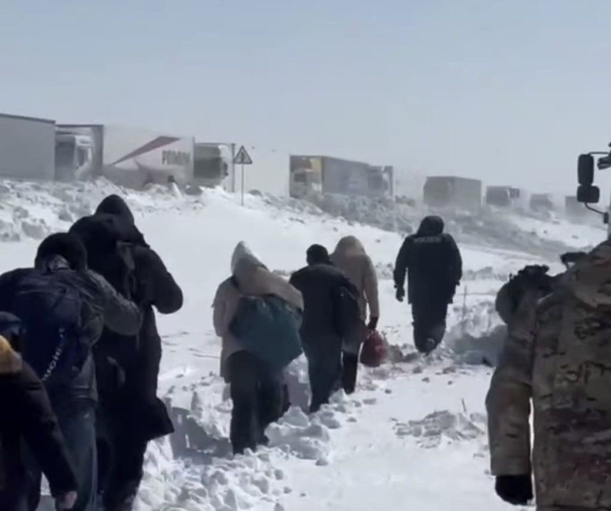 Более 200 машин застряли в снежной ловушке в области Абай