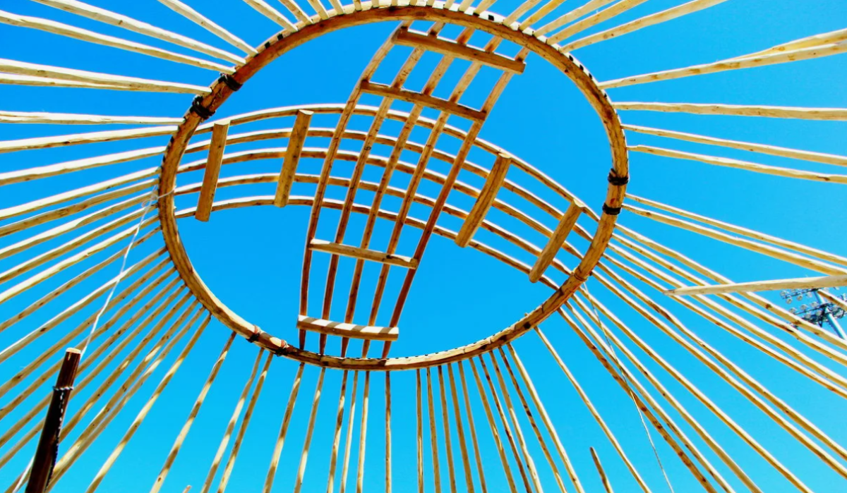 Ер адамдар қоғамдық орында қыздардың көзінше жұлқынады