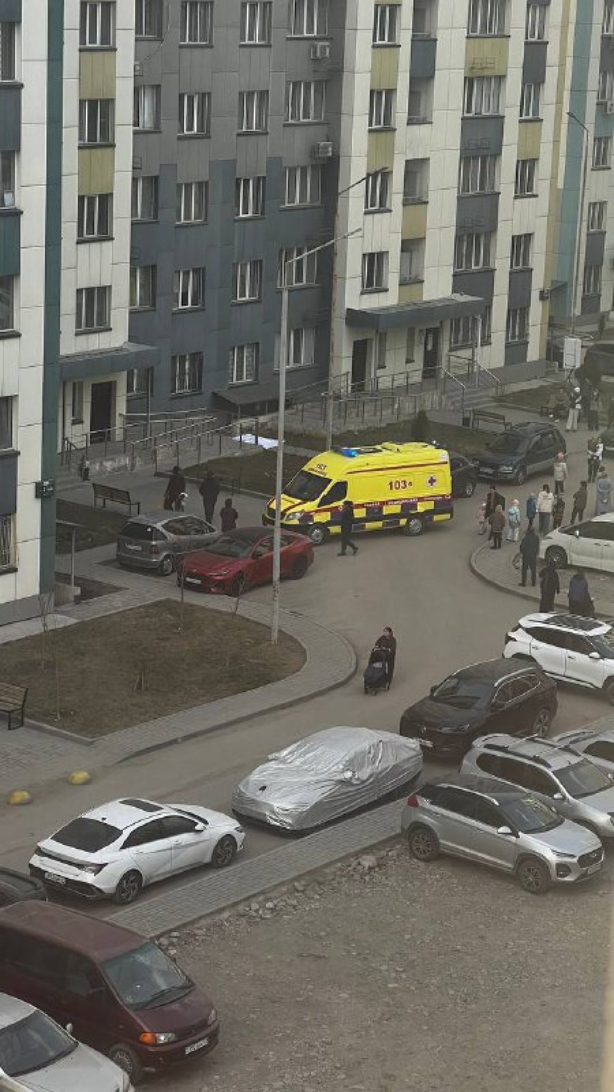 Женщина погибла во время мытья окон в Алматы