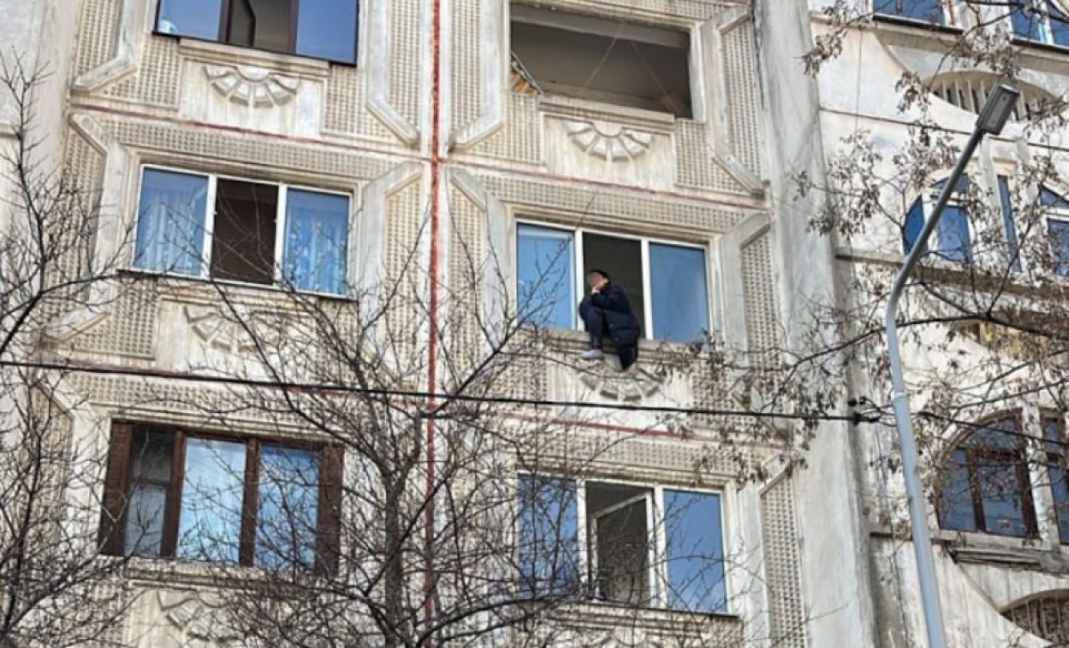 Женщина пыталась спрыгнуть с четвёртого этажа в Алматы