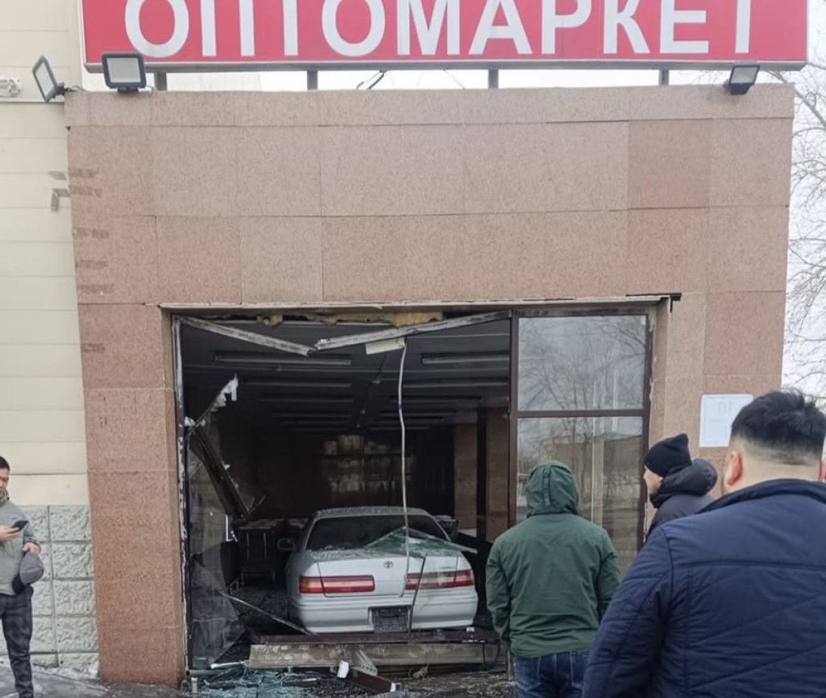 Павлодарец на легковушке протаранил супермаркет
