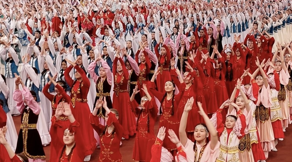 Три тысячи школьниц Астаны одновременно станцевали «Қамажай» (ВИДЕО)