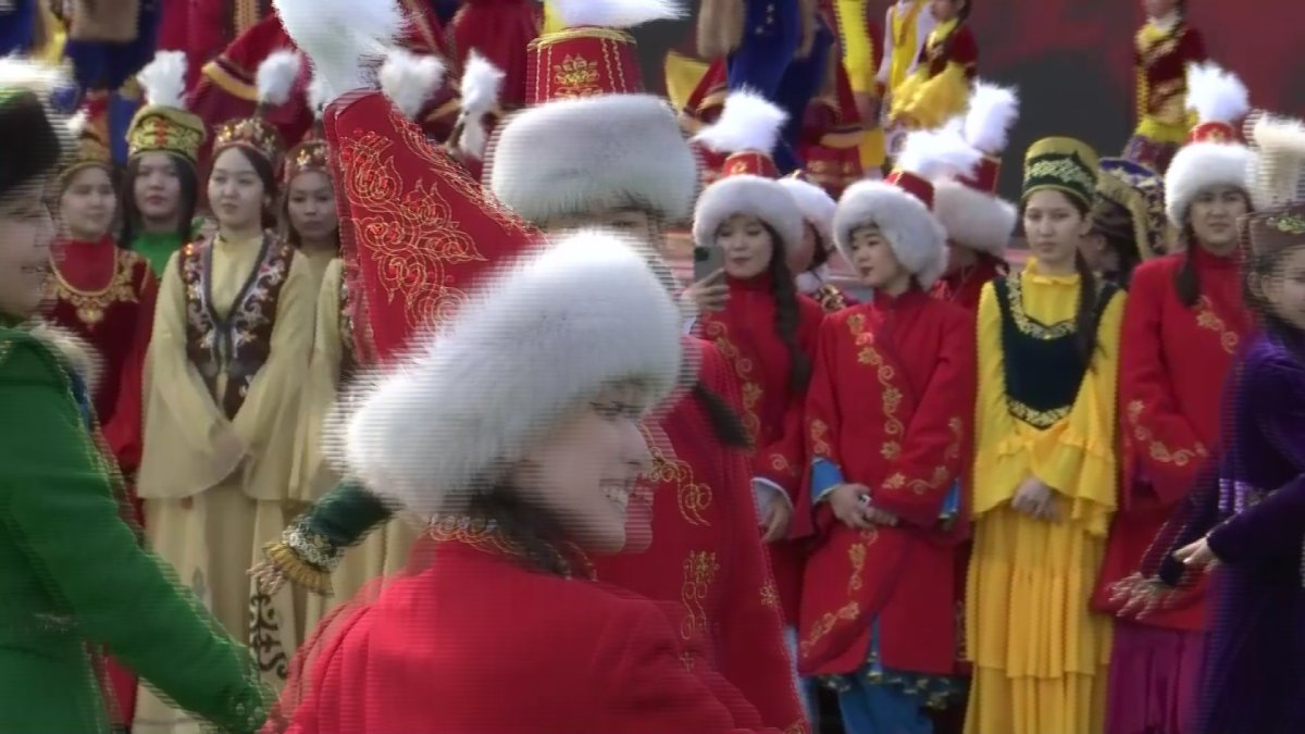 Ақтөбеде екі мыңнан астам адам көшеге ұлттық киіммен шықты