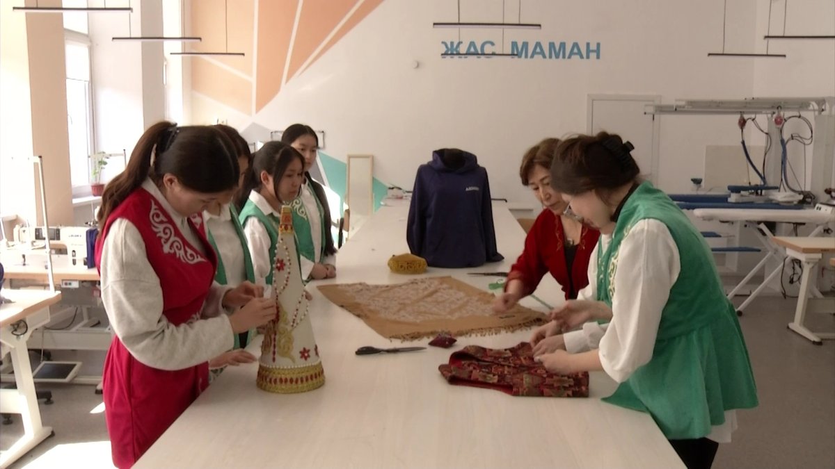 Алматыда ұлттық киім күніне орай шеберлік сағаты өтті