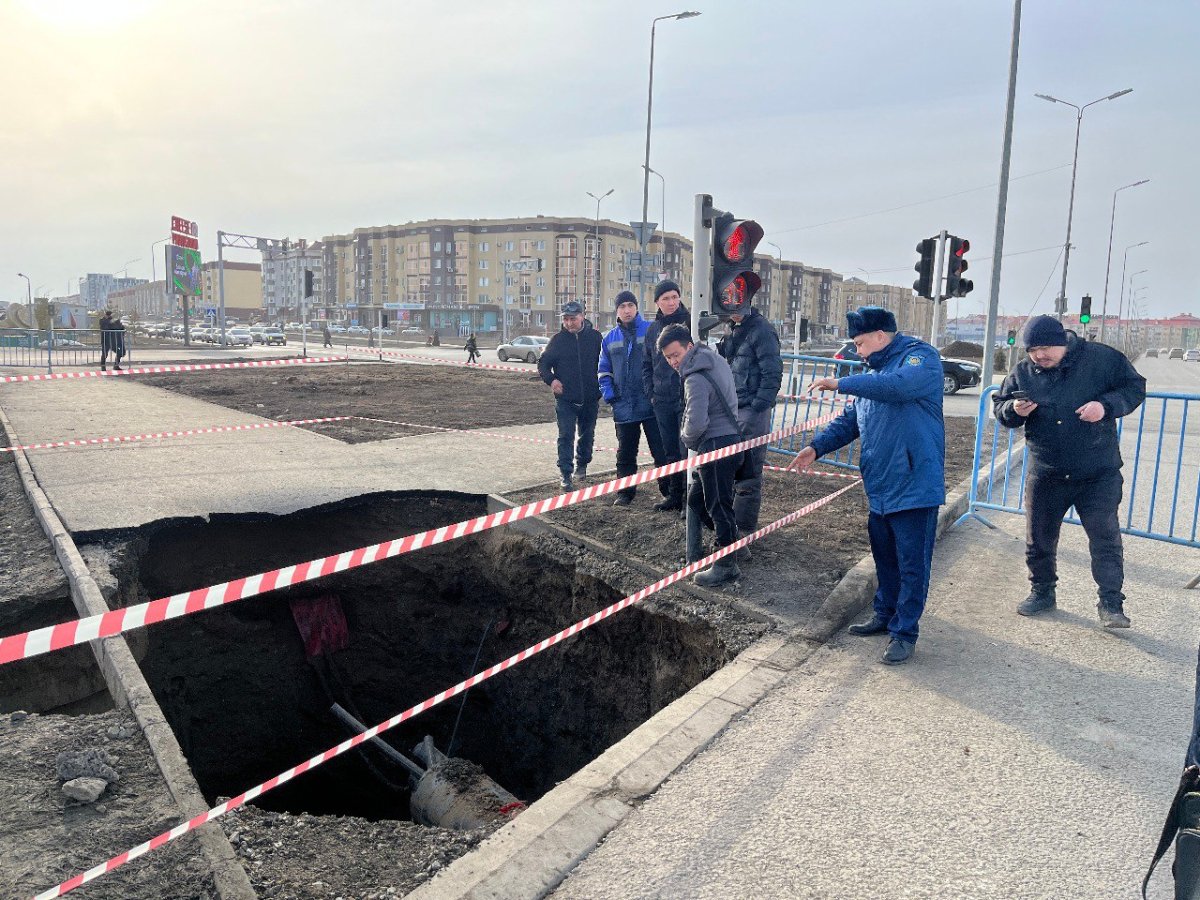 Огромный провал образовался на оживленном перекрёстке в Актобе