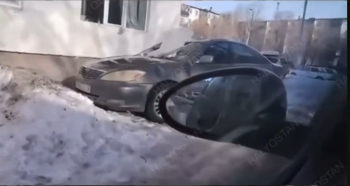 В Темиртау ледяная глыба рухнула на автомобиль