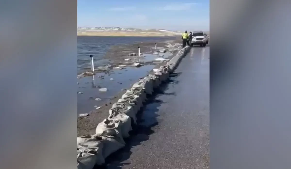 «Астана-Павлодар» тас жолын су басып жатыр: 200 тонна құм мен 800 қап дайындалды