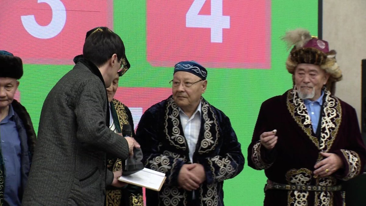 Астанада бата беруден ақсақалдар арасында сайыс өтті