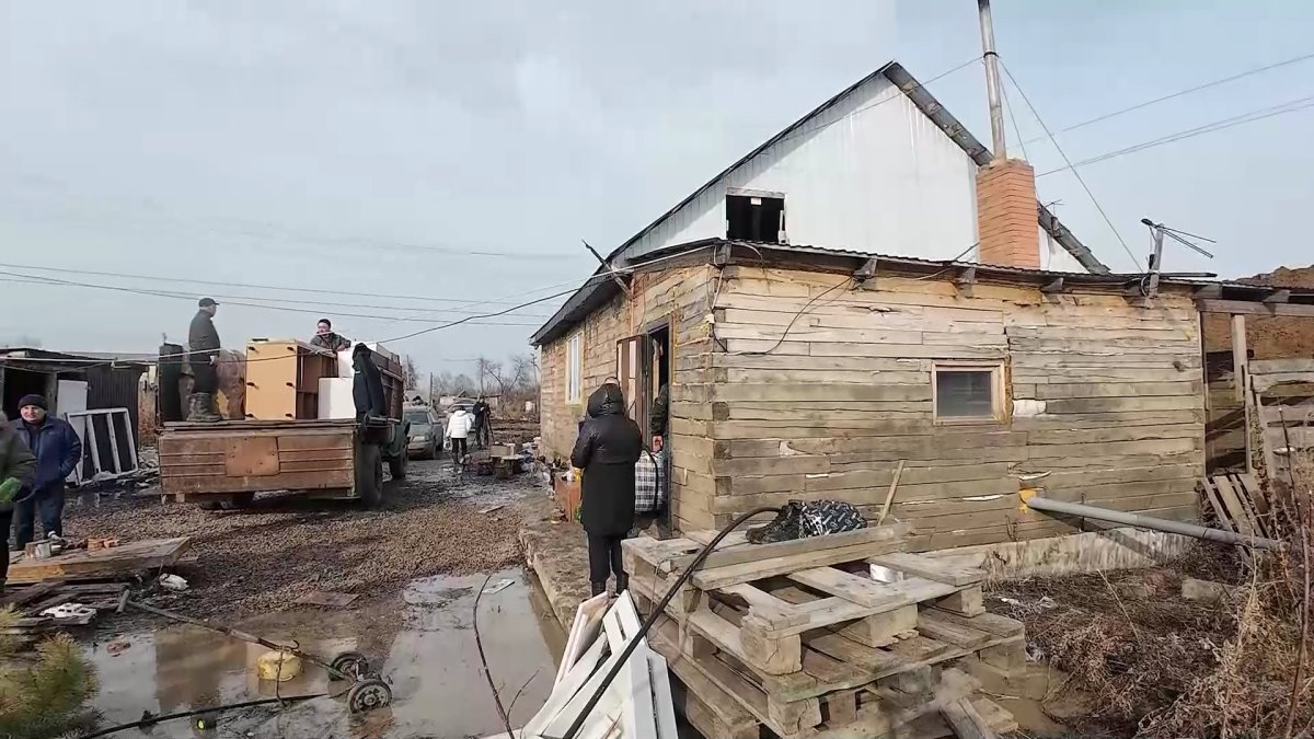 Пора паковать чемоданы: жители Петропавловска вывозят имущество из зоны возможного подтопления
