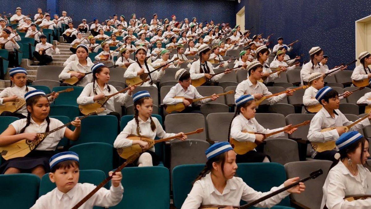 Челлендж «Күй күмбірі»: 300 юных музыкантов исполнили легендарные кюи в Астане