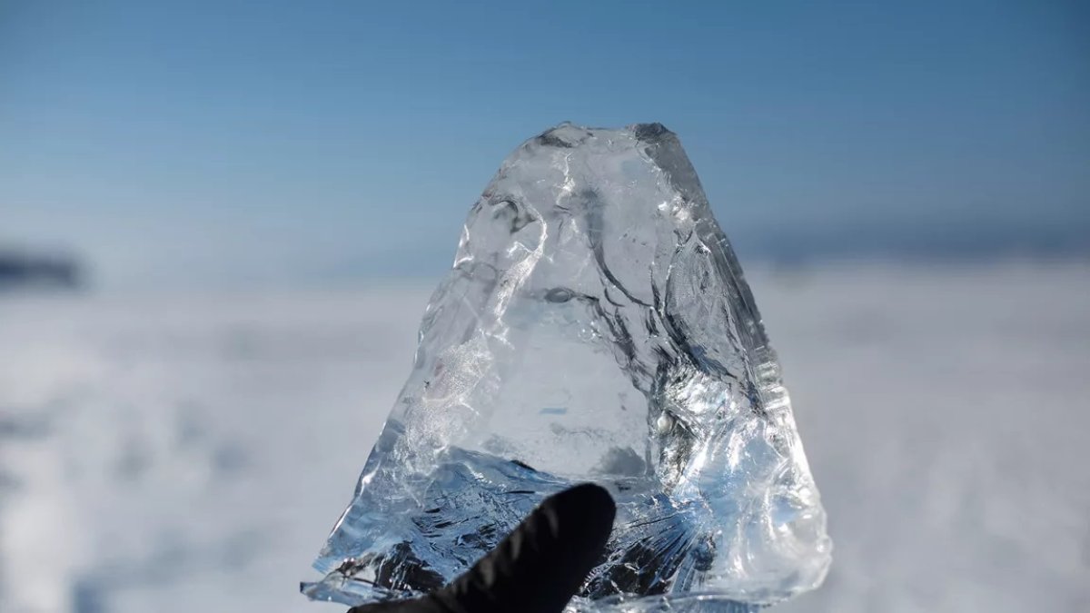 Куском льда по голове: мужчина ограбил женщину в ВКО