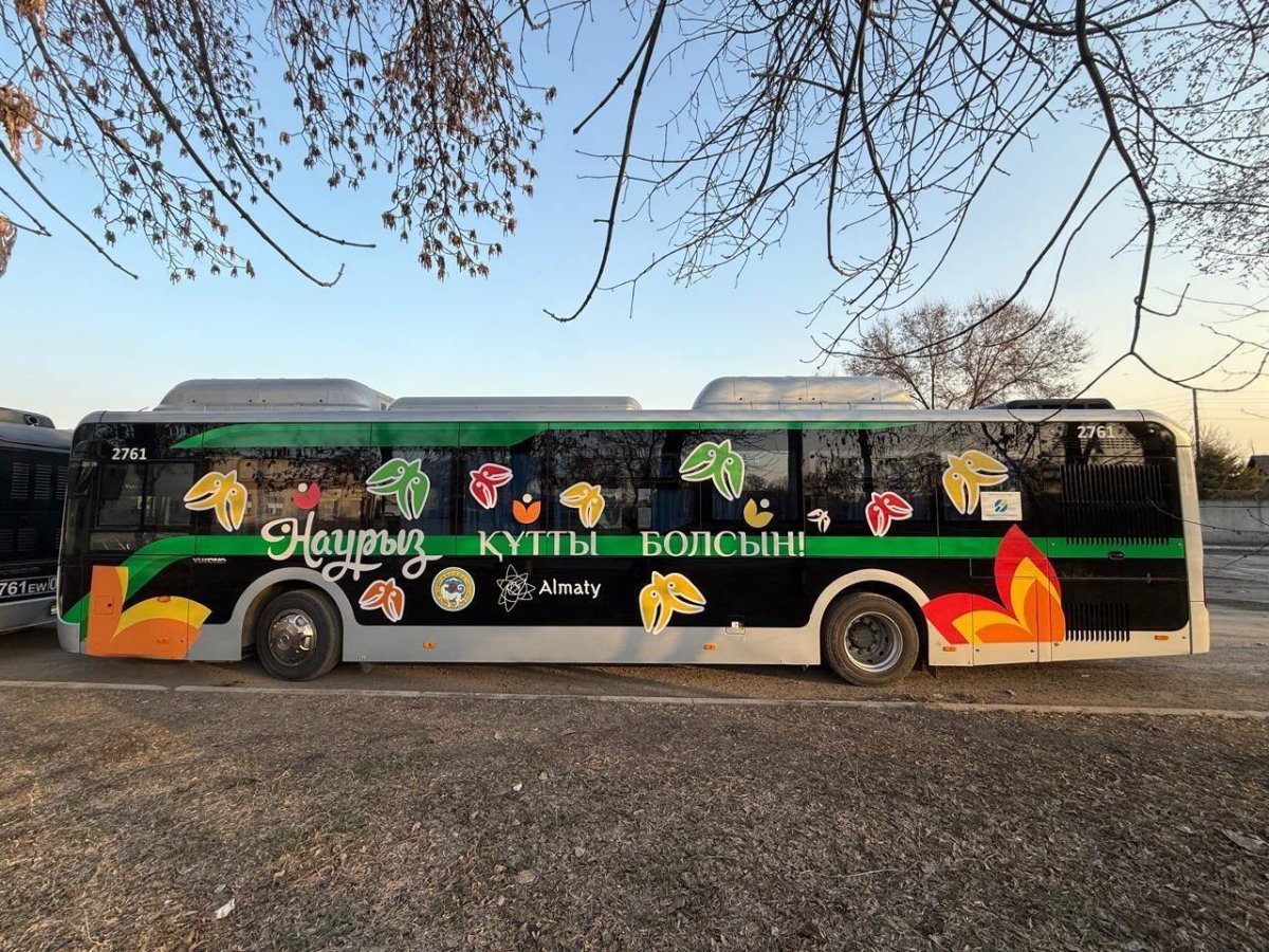 Общественный транспорт Алматы украсили к Наурызу