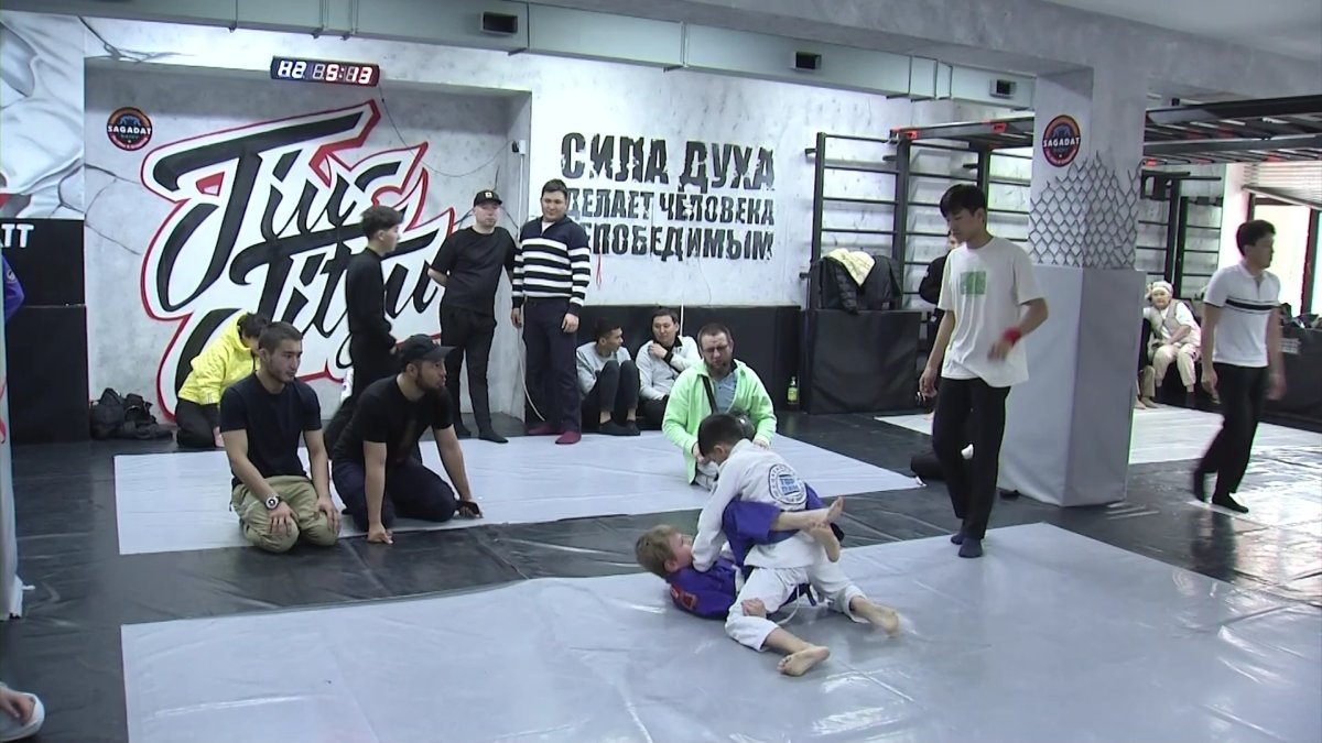 В Алматы юные спортсмены померились силами на турнире по джиу-джитсу