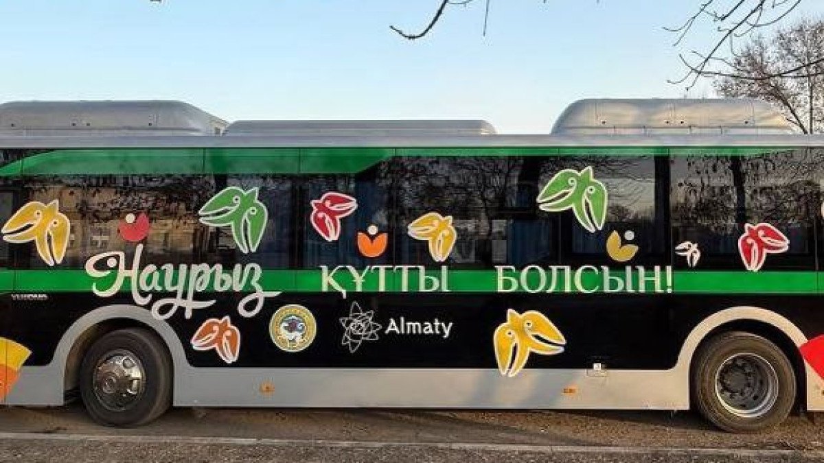 Алматыда қоғамдық көліктер Наурыз мерекесіне орай безендірілді
