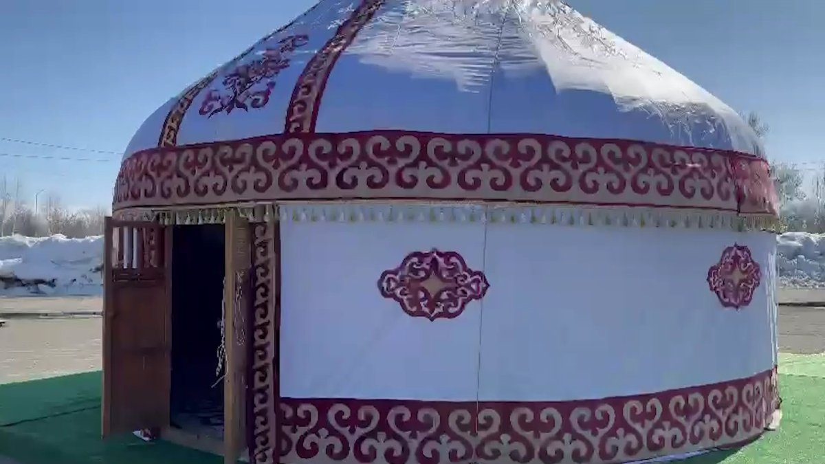 Австрийских туристов удивила юрта в Восточном Казахстане