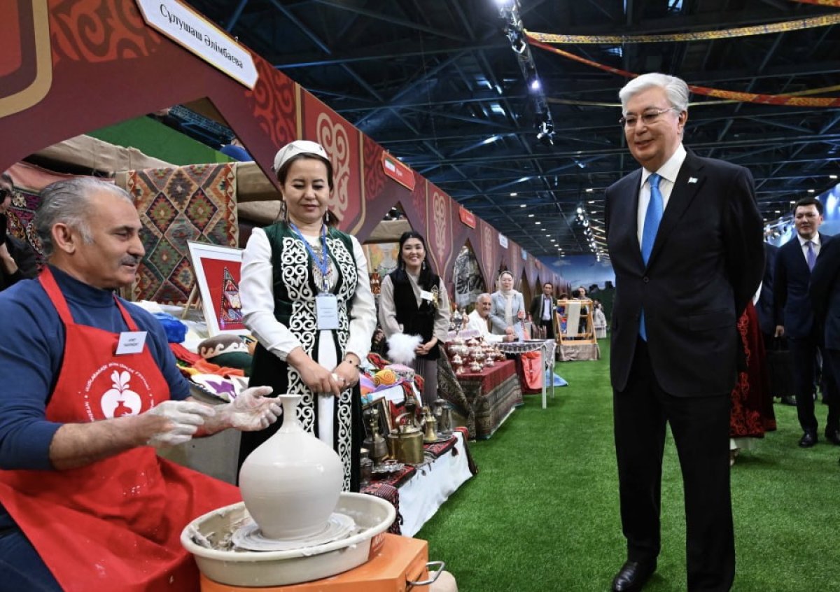 Президент осмотрел ярмарку ремесел в этноауле в Астане
