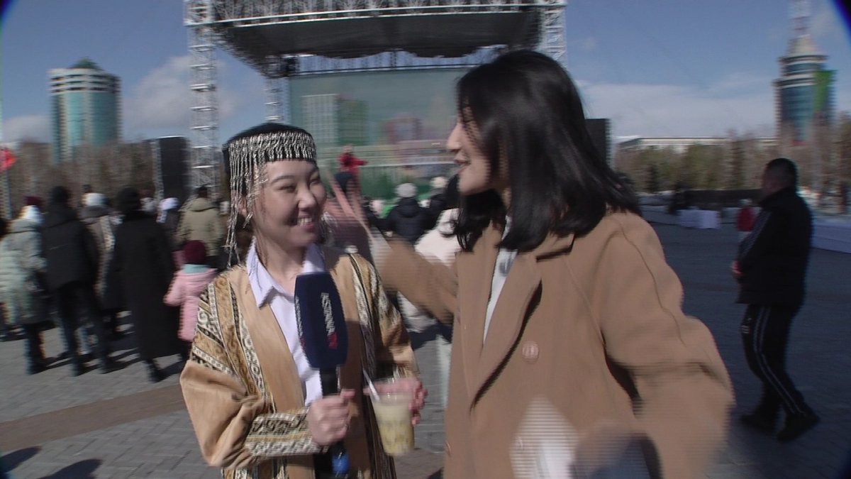 Қолөнерші тілшіге тақия сыйлады