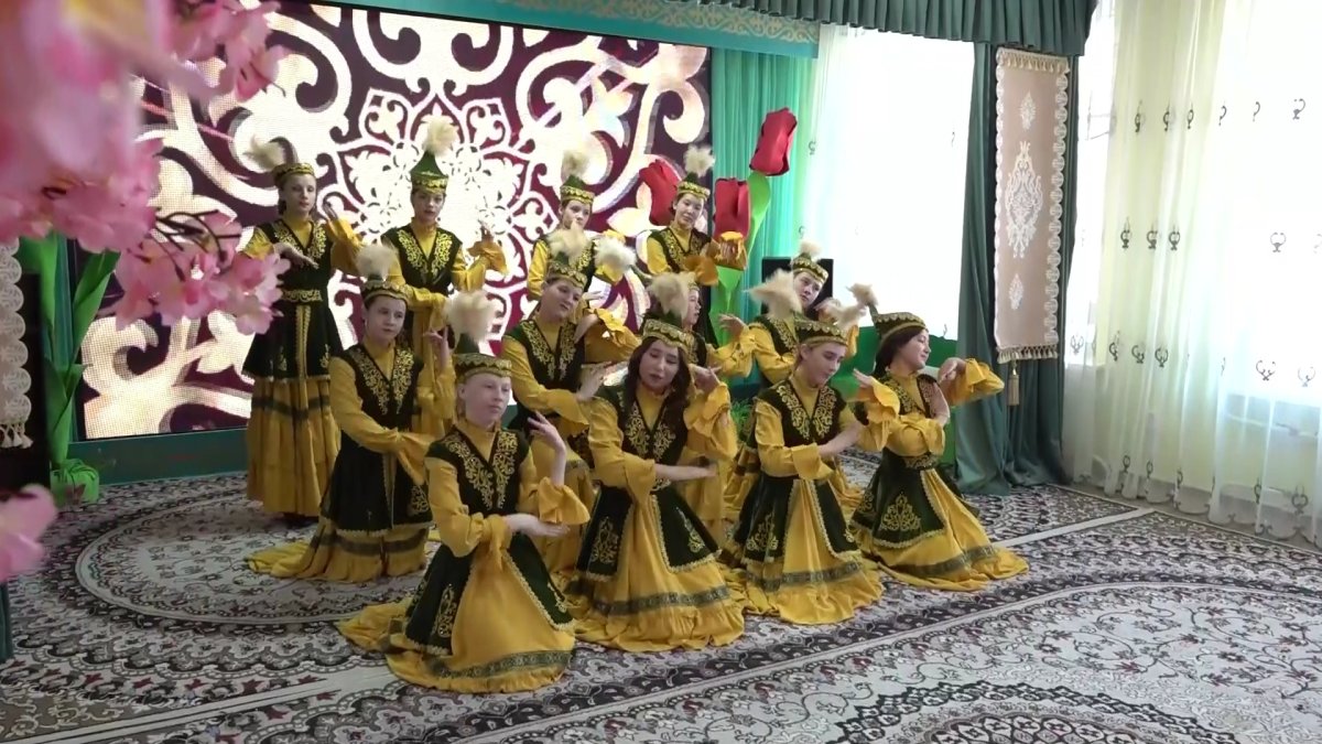 В Северном Казахстане прошли состязания по поеданию баурсаков