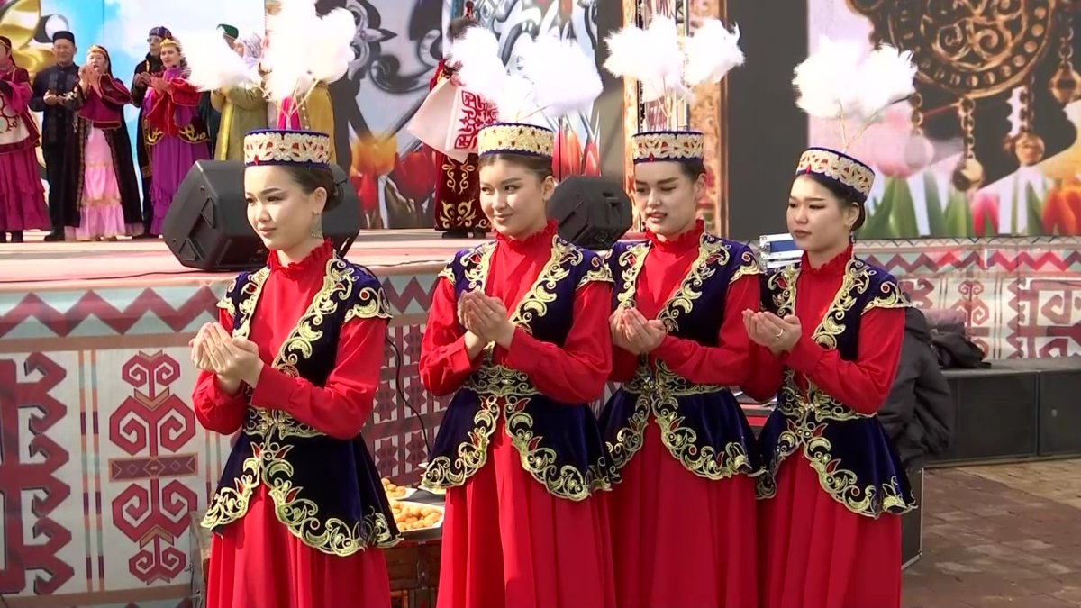 Ақтөбеде әжелер мен немерелер сайысты