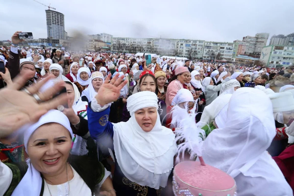 Актау вошел в историю: более 5 тысяч человек в казахских национальных костюмах установили рекорд Гиннесса