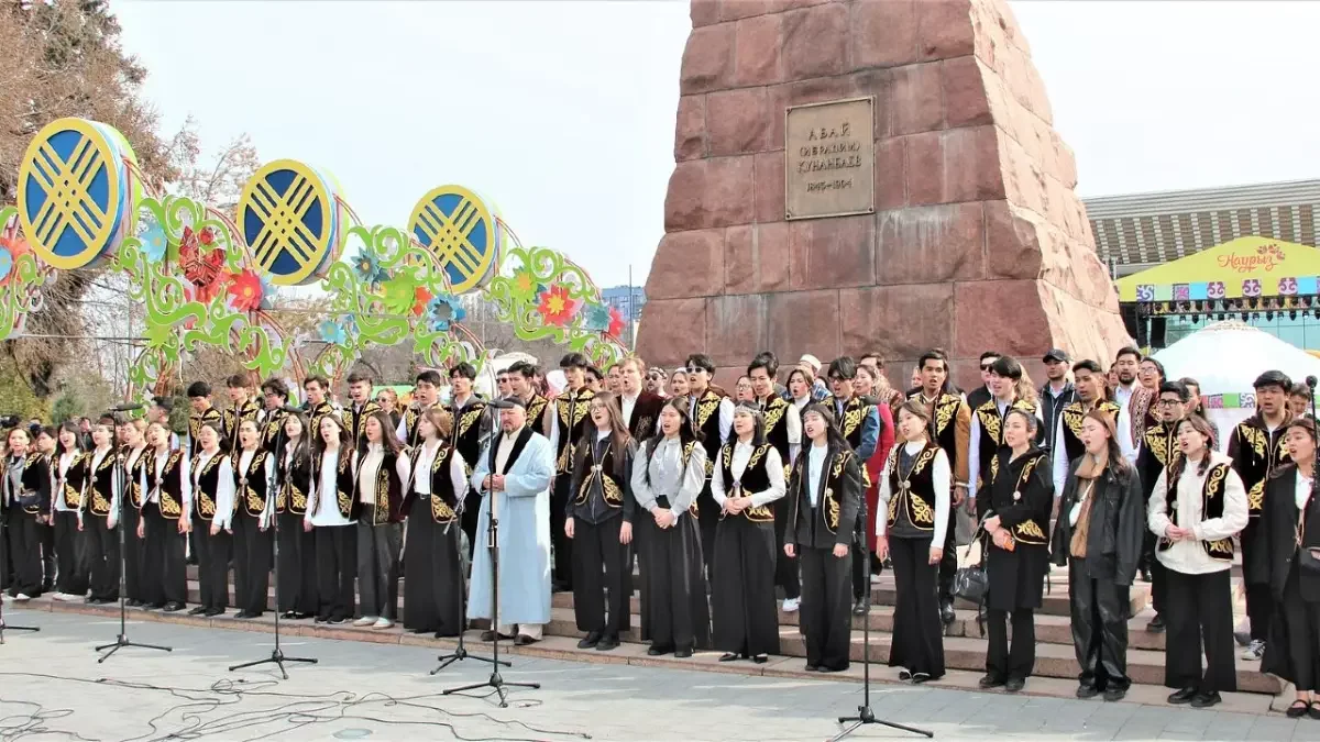Алматыда 5 мыңнан астам адам Абай әндерін орындады