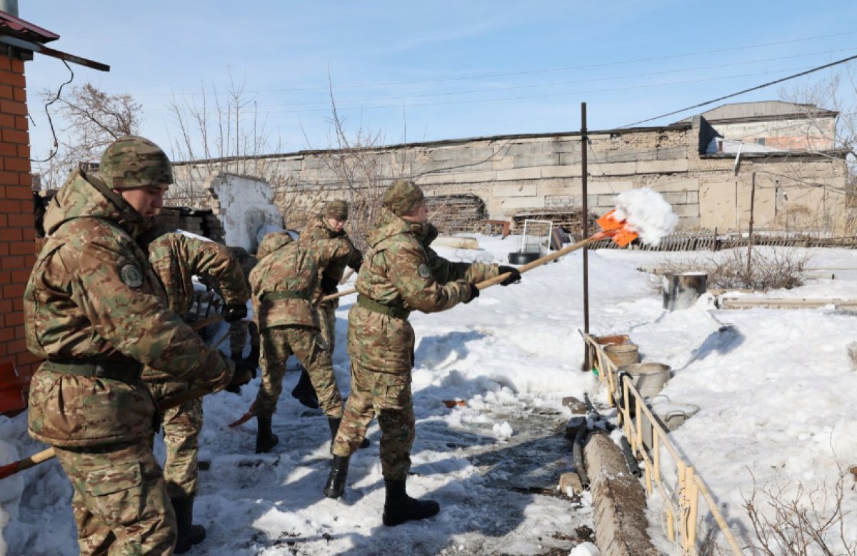 Тазару күні: гвардейцы очистили дворы ветеранов труда от снега