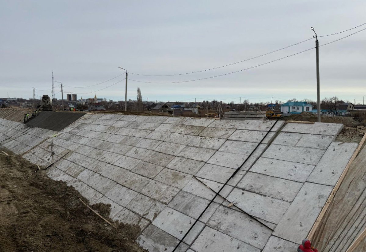 Каждая минута на счету: в СКО бетонируют защитные дамбы