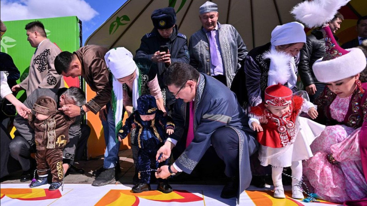 Семейде Абай мерейтойына орай 180 баланың тұсауы кесілді