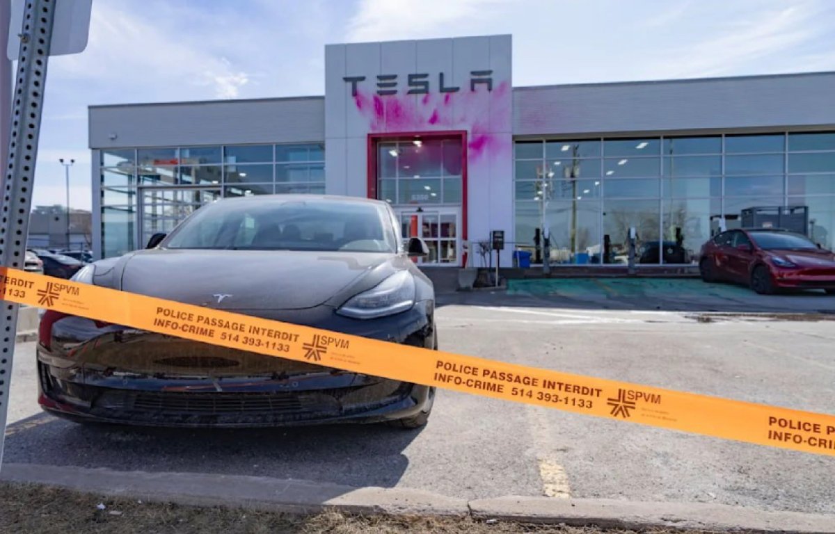 Американцы жгут автомобили Tesla в знак протеста